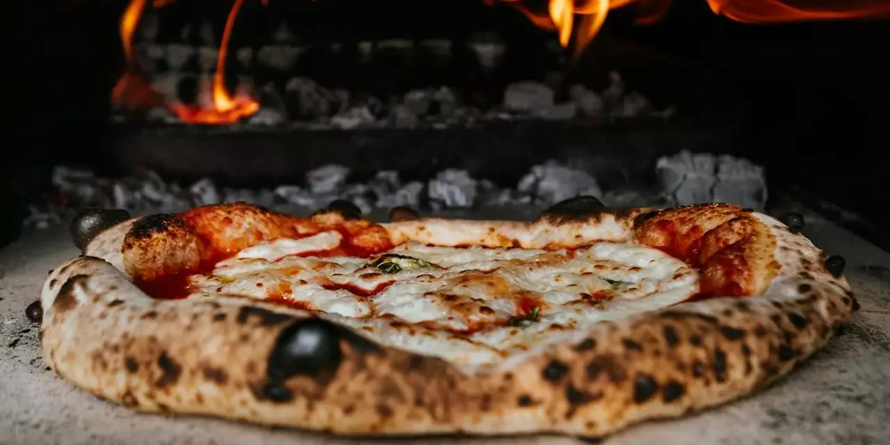 La pizza al forno a legna