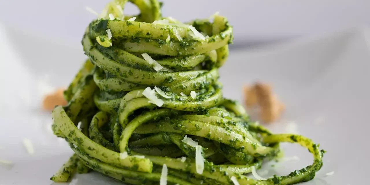 Spaghetti al Pesto Genovese con Noci